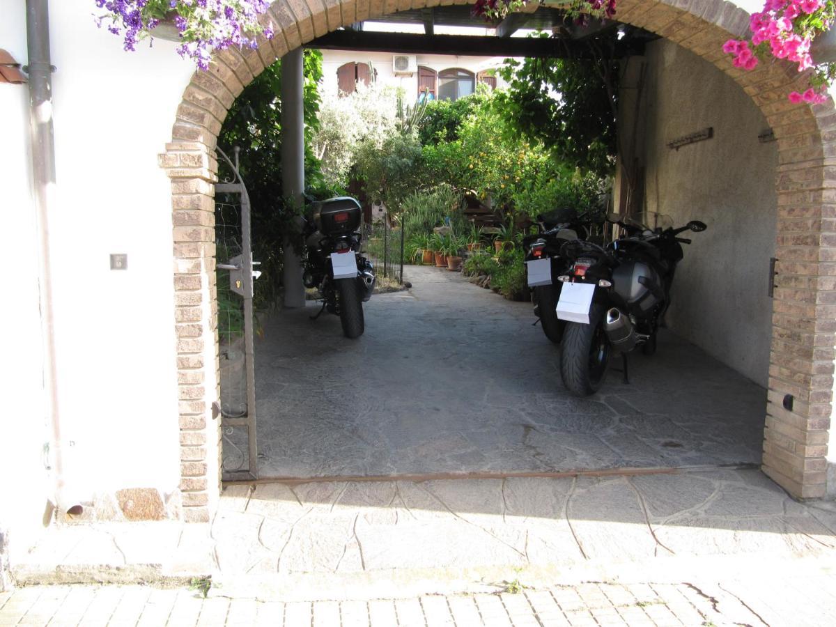 Il Portico Acomodação com café da manhã Uras Exterior foto